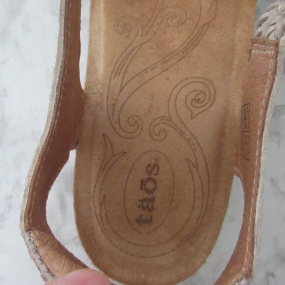 Taos Trulie Sandals 38 7 7.5 Taupe Embossed Leather Backstrap Comfort Wedge - Picture 8 of 12